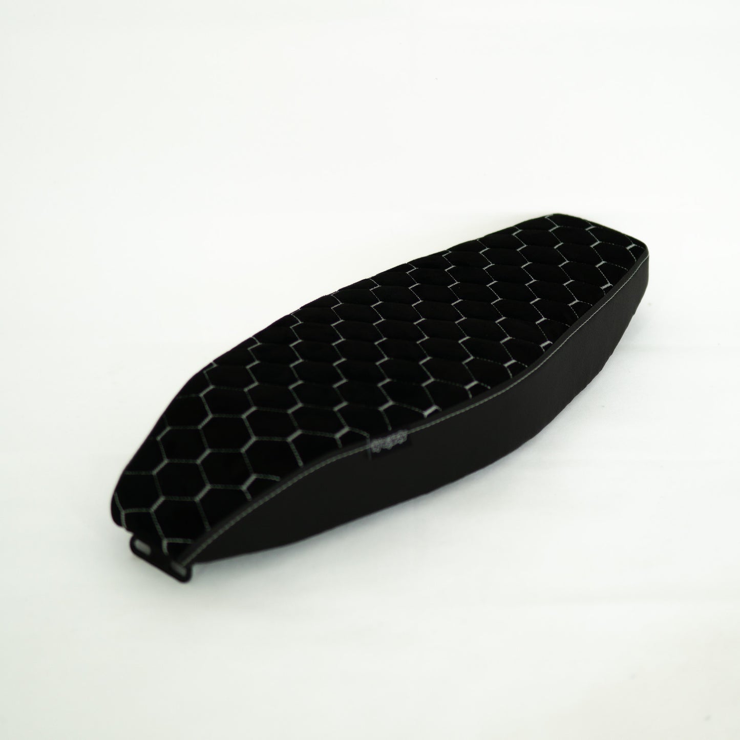 S51 Sitzbank abfallend CNC Wabe Alcantara