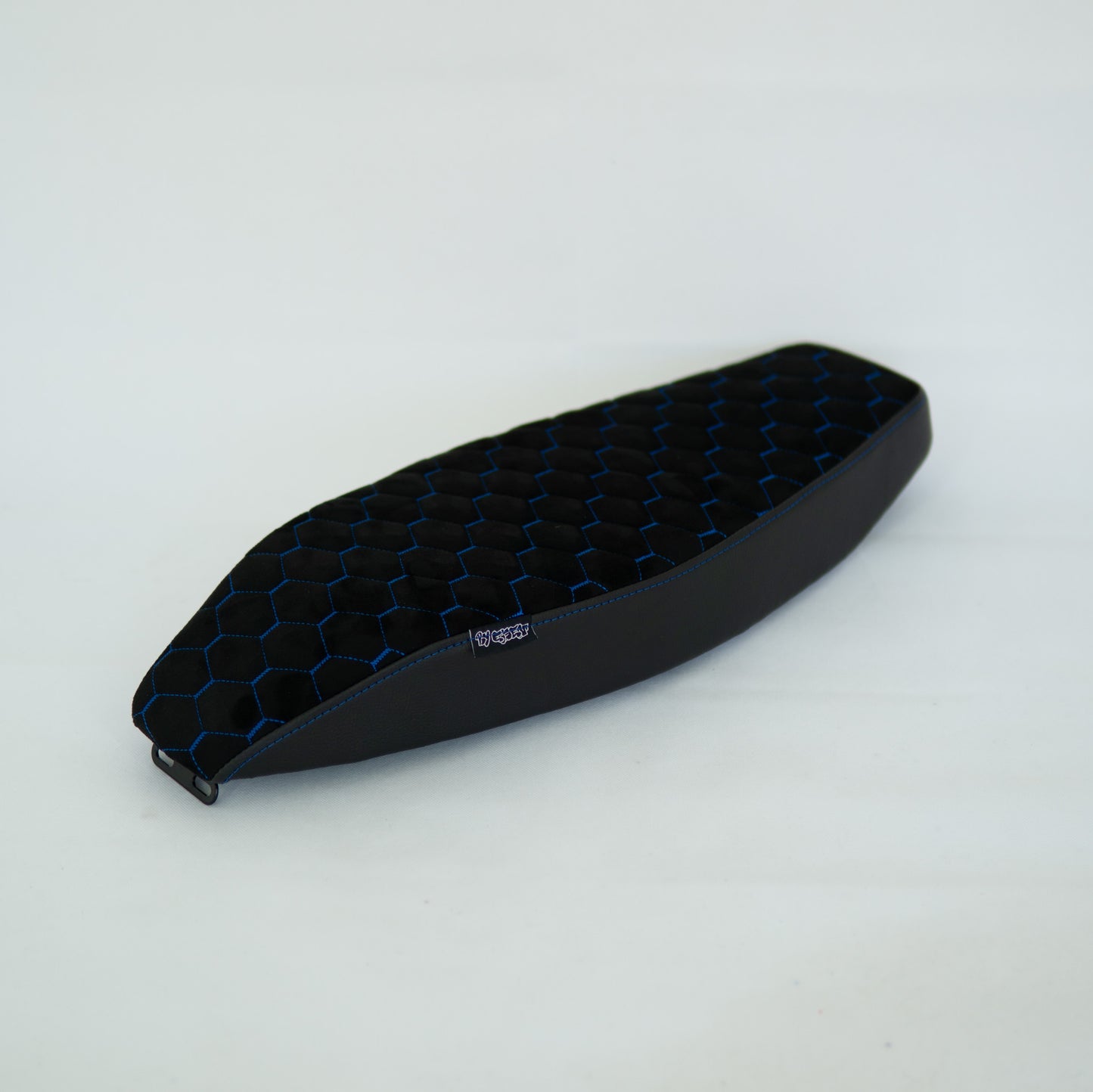 S51 Sitzbank abfallend CNC Wabe Alcantara
