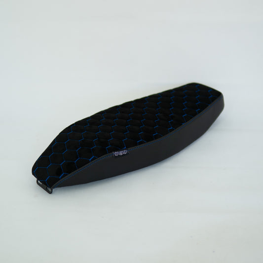 S51 Sitzbank „Alcantara CNC Wabe abfallend“