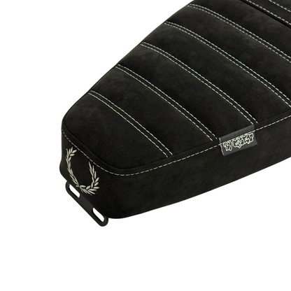 S51 Sitzbank „Alcantara Ehrenkranz“